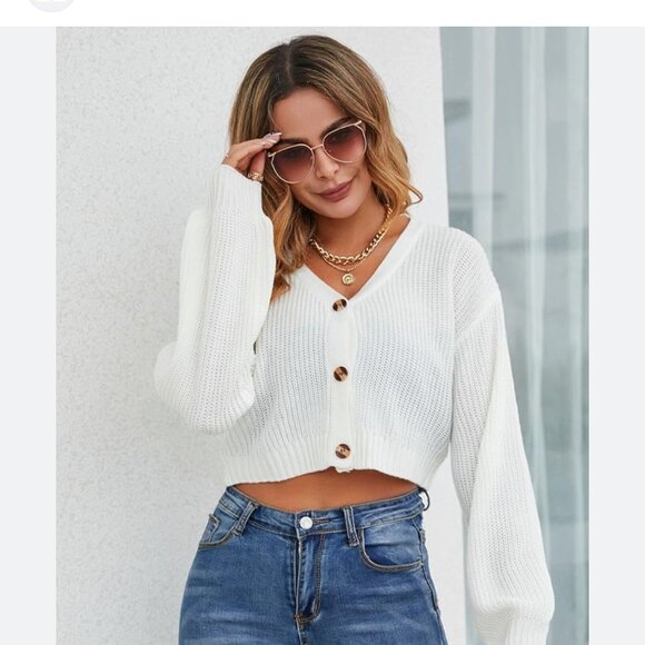 Maurices Tops - Maurices Urban Outfitters white croopped with ortoise shell buttons Size M